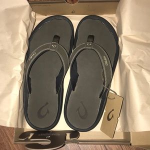 NWT Olukia Men’s flip flops